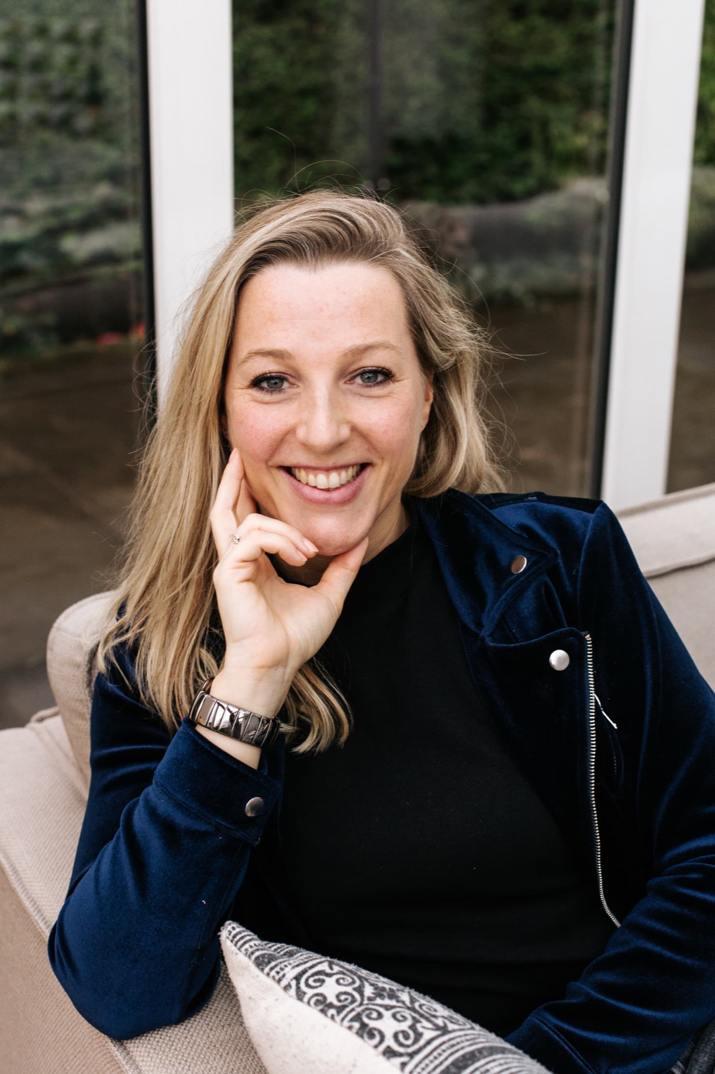 Laura Evers, ontspannen lachend met de hand onder haar kin